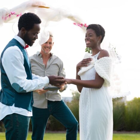 Bouquet de mariee 2023 : compositions florales personnalisees pour mariages civil et religieux